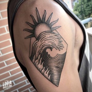 tatuaje_brazo_ola_sol_logiabarcelona_juan_chazsci